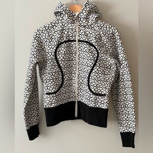 ✨RARE Lululemon Scuba Hoodie – Legendary Hearts Print – Size 10 (Fits M/L)